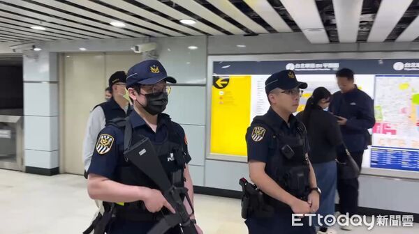 ▲有民眾預告捷運將在今日下午1時30分放置炸彈並引爆，全台8個共構車站加強戒備。（圖／記者張君豪翻攝）