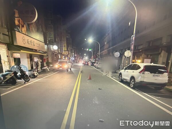 ▲老翁穿越超商前斑馬線，慘遭轎車攔腰撞飛後，倒地不起、現場無生命跡象，搶救宣告不治。（圖／記者楊永盛翻攝）