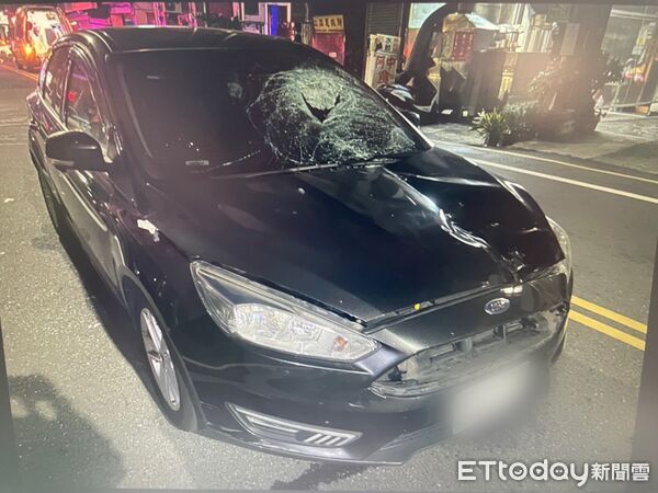 ▲老翁穿越超商前斑馬線，慘遭轎車攔腰撞飛後，倒地不起、現場無生命跡象，搶救宣告不治。（圖／記者楊永盛翻攝）