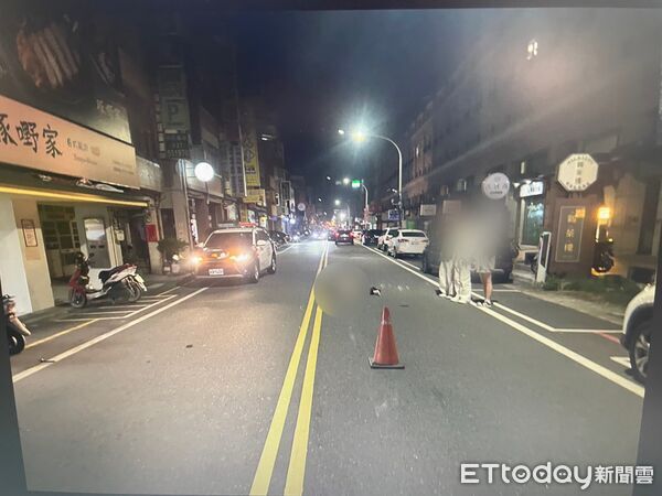 ▲老翁穿越超商前斑馬線，慘遭轎車攔腰撞飛後，倒地不起、現場無生命跡象，搶救宣告不治。（圖／記者楊永盛翻攝）