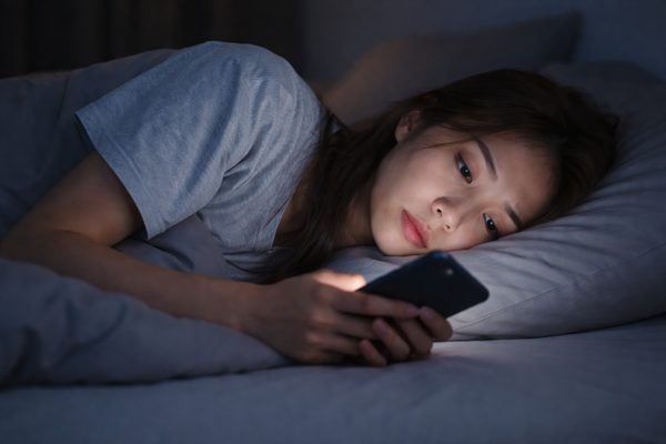 ▲女子熬夜。（示意圖／AI製圖）