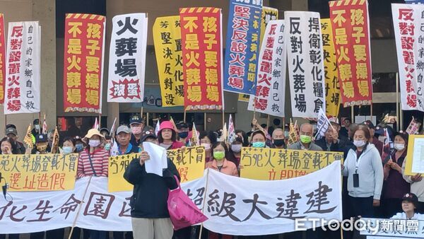 ▲反火葬場自救會到環保局。（圖／記者唐詠絮攝）