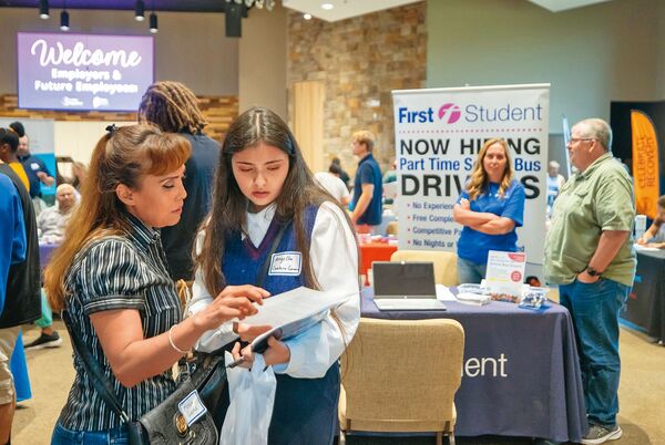 美國聯準會主席換屆，近來勞動市場顯露疲態，2026年聯準會可能會有超乎預期的降息。（翻攝Better Together粉專）