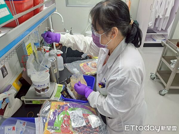 ▲▼立冬時節，花蓮衛生局進行冬令應景食品抽驗。（圖／花蓮衛生局提供，下同）