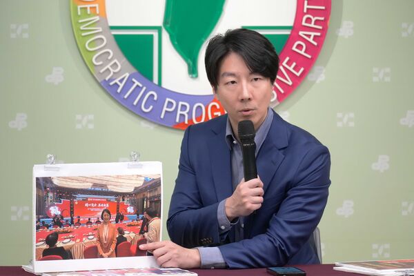 ▲▼民進黨發言人吳崢今（22日）召開「才剛擋國防、杯葛預算，藍委週末急赴中」記者會（圖／民進黨提供）