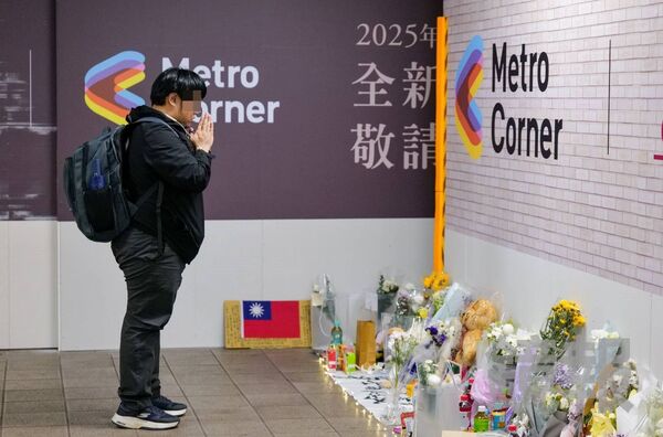 張文案發生後，民眾到北車誠品南西店獻花。（鏡報杭大鵬攝）