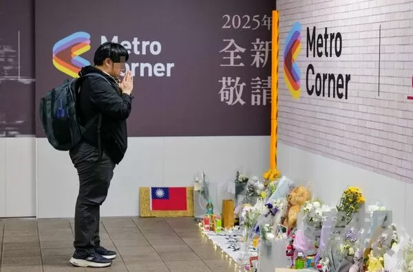 張文案發生後，民眾到北車誠品南西店獻花。（鏡報杭大鵬攝）