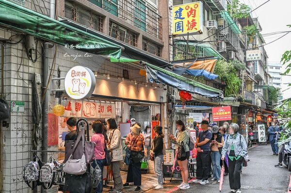 ▲▼雙連市場排隊美食推薦「建國潤餅」！日本觀光客都愛的大份量台北潤餅。（圖／部落客周花花提供）