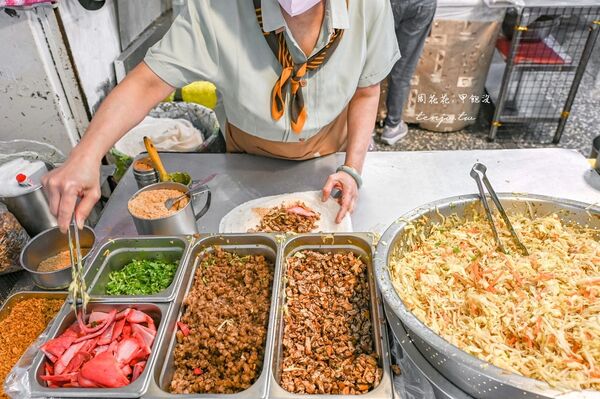 ▲▼雙連市場排隊美食推薦「建國潤餅」！日本觀光客都愛的大份量台北潤餅。（圖／部落客周花花提供）