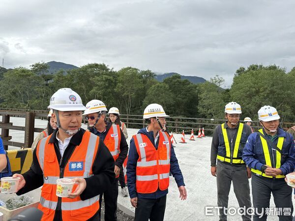 ▲交通部長陳世凱今天上午抵達花蓮光復施工現場視察並宣布提前於明年元旦通車。（圖／記者王兆麟攝，下同）