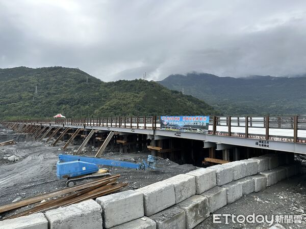 ▲交通部長陳世凱今天上午抵達花蓮光復施工現場視察並宣布提前於明年元旦通車。（圖／記者王兆麟攝，下同）