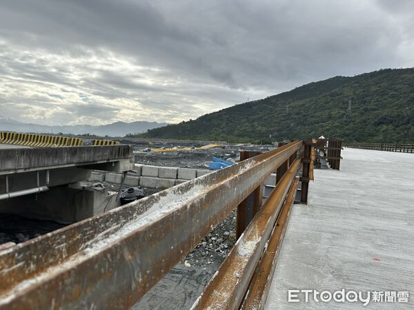 ▲交通部長陳世凱今天上午抵達花蓮光復施工現場視察並宣布提前於明年元旦通車。（圖／記者王兆麟攝，下同）