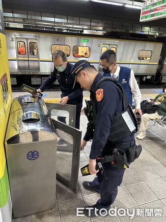 ▲▼ 炸彈客威脅「下午1點半引爆」！　高雄鐵警急巡檢站區、列車。（圖／記者賴文萱翻攝）