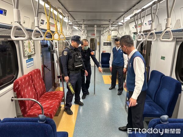 ▲▼ 炸彈客威脅「下午1點半引爆」！　高雄鐵警急巡檢站區、列車。（圖／記者賴文萱翻攝）