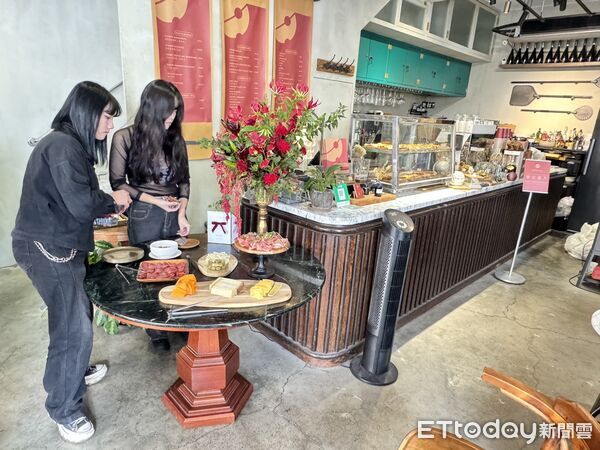 ▲為府城300歲獻上生日禮，「日月参上 蝴蝶結行動」正式啟動，街頭化身巨大音樂禮盒。（記者林東良翻攝，下同）