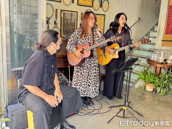 ▲為府城300歲獻上生日禮，「日月参上 蝴蝶結行動」正式啟動，街頭化身巨大音樂禮盒。（記者林東良翻攝，下同）