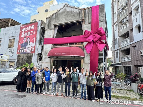 ▲為府城300歲獻上生日禮，「日月参上 蝴蝶結行動」正式啟動，街頭化身巨大音樂禮盒。（記者林東良翻攝，下同）