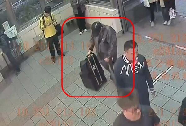 ▲▼   張文犯案全過程曝！丟17顆煙霧彈、3顆汽油彈          。（圖／記者張君豪翻攝）