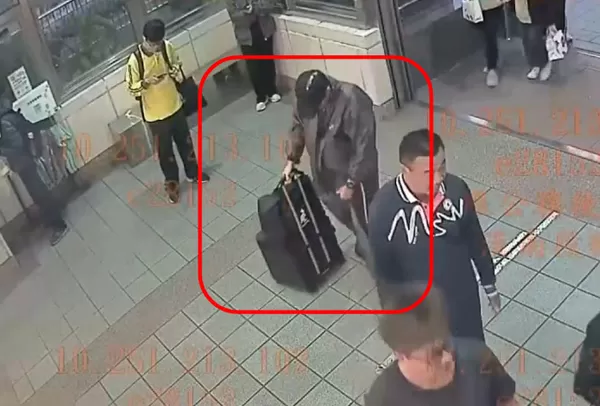 ▲▼   張文犯案全過程曝！丟17顆煙霧彈、3顆汽油彈          。（圖／記者張君豪翻攝）