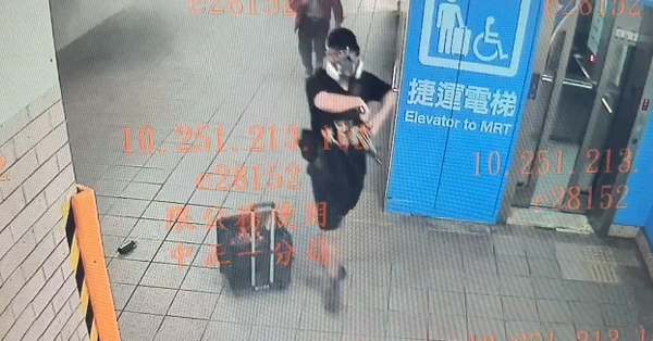 ▲▼   張文犯案全過程曝！丟17顆煙霧彈、3顆汽油彈          。（圖／記者張君豪翻攝）