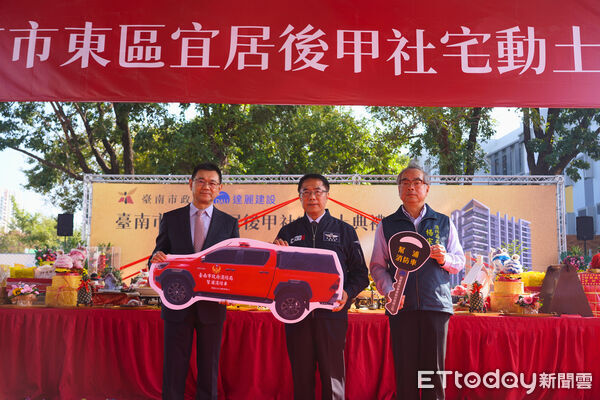 ▲達麗建設捐贈臺南市消防局幫浦消防車1輛，市長黃偉哲代表受贈並回贈感謝狀。（記者林東良翻攝，下同）