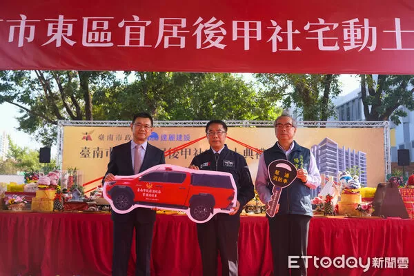 ▲達麗建設捐贈臺南市消防局幫浦消防車1輛，市長黃偉哲代表受贈並回贈感謝狀。（記者林東良翻攝，下同）