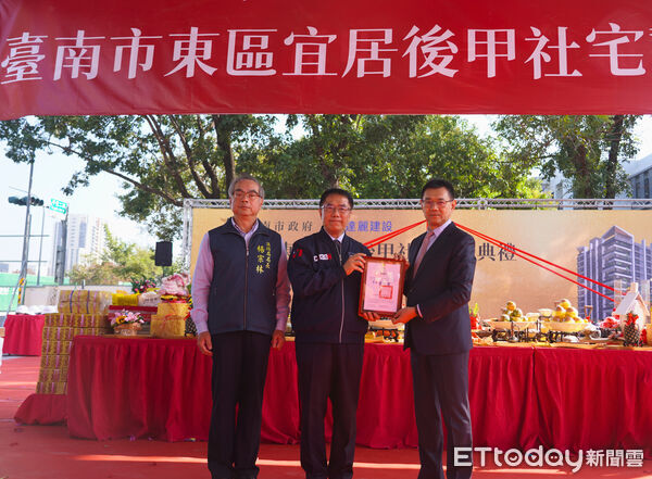 ▲達麗建設捐贈臺南市消防局幫浦消防車1輛，市長黃偉哲代表受贈並回贈感謝狀。（記者林東良翻攝，下同）