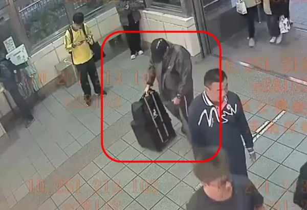 ▲▼張文縱火後數度變裝製造斷點，並於19日下午4時59分穿著連身雨衣、拖著行李箱走進北捷M8出口，開始實施殺人計畫。（圖／記者張君豪翻攝）