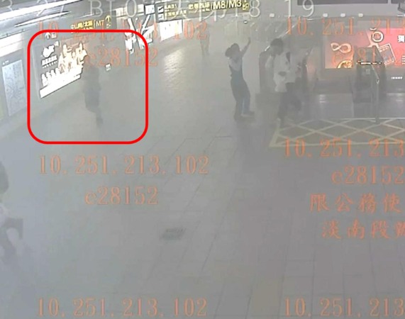 ▲▼張文縱火後數度變裝製造斷點，並於19日下午4時59分穿著連身雨衣、拖著行李箱走進北捷M8出口，開始實施殺人計畫。（圖／記者張君豪翻攝）