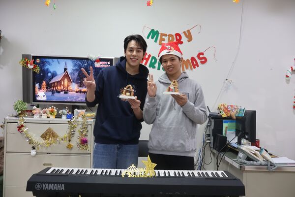 ▲▼ DJ歌手MAI孫麥傑與憨兒齊做薑餅屋同樂。（圖／真善美社會福利基金會提供）