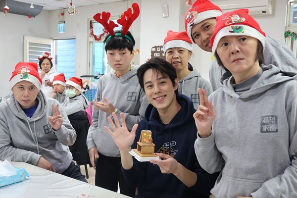 ▲▼ DJ歌手MAI孫麥傑與憨兒開聖誕趴同樂。（圖／真善美社會福利基金會提供）