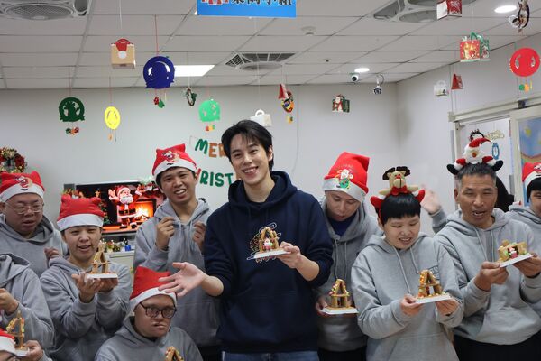 ▲▼ DJ歌手MAI孫麥傑與憨兒齊做薑餅屋同樂。（圖／真善美社會福利基金會提供）