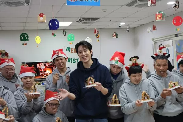 ▲▼ DJ歌手MAI孫麥傑與憨兒齊做薑餅屋同樂。（圖／真善美社會福利基金會提供）