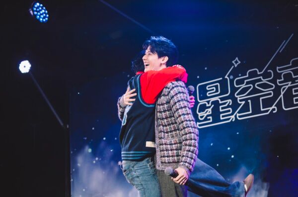 ▲▼ 李玉璽唱一半，小樂吳思賢衝上台緊抱。（圖／夢時代&獎金獵人提供）