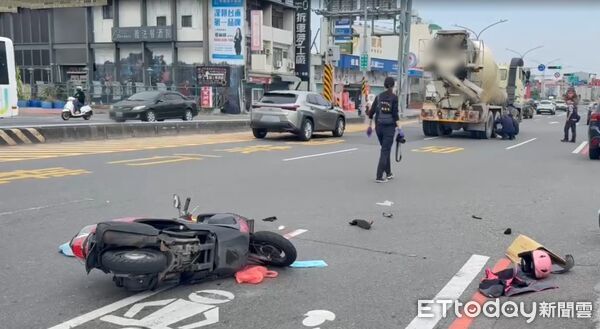 ▲台南市永康區復興路22日中午發生預拌水泥車與機車車禍，機車女騎士重傷送醫。（記者林東良翻攝，下同）
