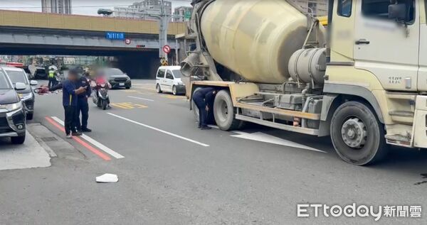 ▲台南市永康區復興路22日中午發生預拌水泥車與機車車禍，機車女騎士重傷送醫。（記者林東良翻攝，下同）