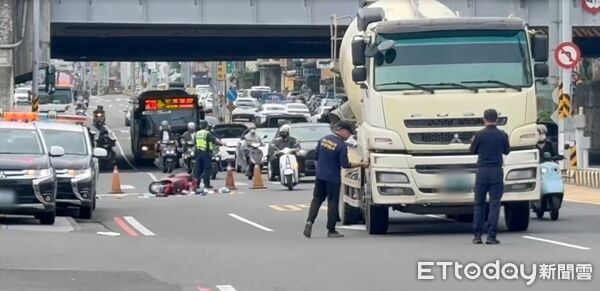 ▲台南市永康區復興路22日中午發生預拌水泥車與機車車禍，機車女騎士重傷送醫。（記者林東良翻攝，下同）
