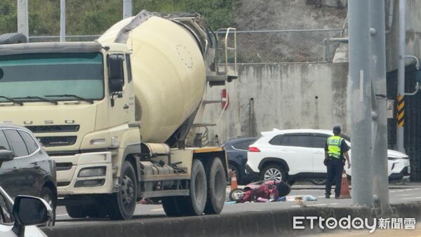 ▲台南市永康區復興路22日中午發生預拌水泥車與機車車禍，機車女騎士重傷送醫。（記者林東良翻攝，下同）