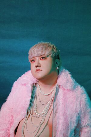 ▲▼ 葵剛罕見裸上身拍攝。（圖／華納音樂提供）