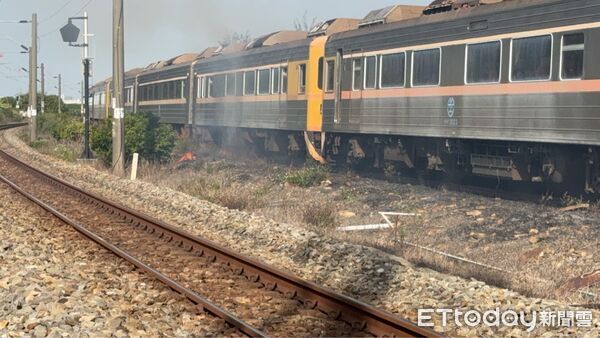 ▲龍井鐵軌旁雜草起火，列車因此停駛1小時。（圖／民眾提供）