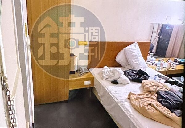 事發後，檢警前往張文在台北落腳處搜查，現場零亂。（翻攝畫面）