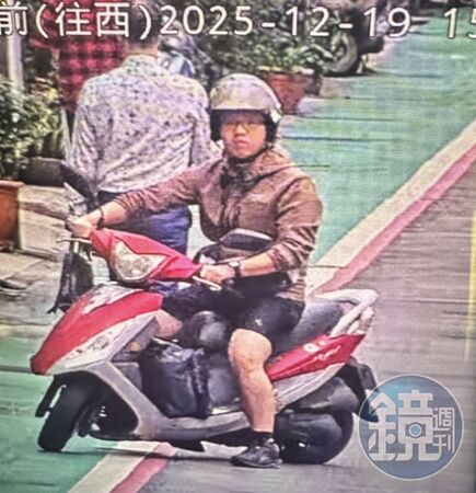 檢警調查，張文狡詐多次變裝及改變交通工具，圖為他在北車犯案前騎車縱火畫面。（翻攝畫面）