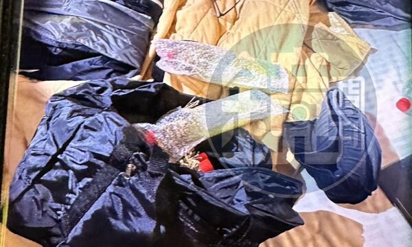 張文遺留在落腳處的背袋中，還零散放著預謀犯案的汽油彈。（翻攝畫面）