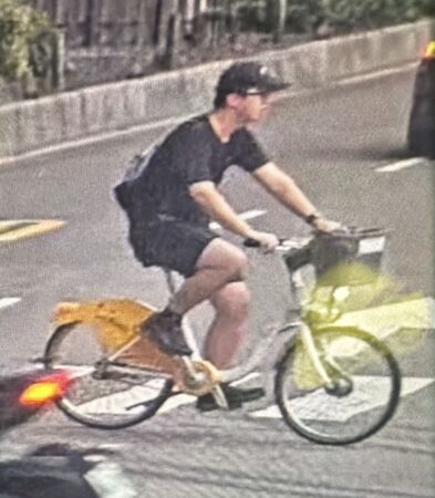 張文在縱火後，刻意改以微笑單車代步返回公園路租屋處換裝、拿裝備，再至北車扔擲煙霧彈。（翻攝畫面）