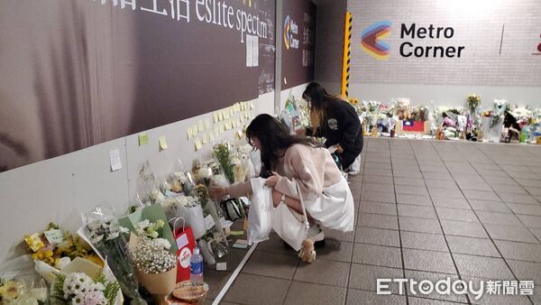 ▲▼民眾前往M7出口獻花，致敬罹難的英雄余家昶             。（圖／記者黃彥傑攝）