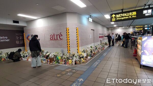 ▲▼民眾前往M7出口獻花，致敬罹難的英雄余家昶             。（圖／記者黃彥傑攝）