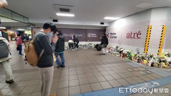 ▲▼民眾前往M7出口獻花，致敬罹難的英雄余家昶             。（圖／記者黃彥傑攝）