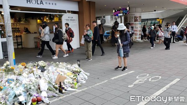 ▲▼民眾前往M7出口獻花，致敬罹難的英雄余家昶             。（圖／記者黃彥傑攝）