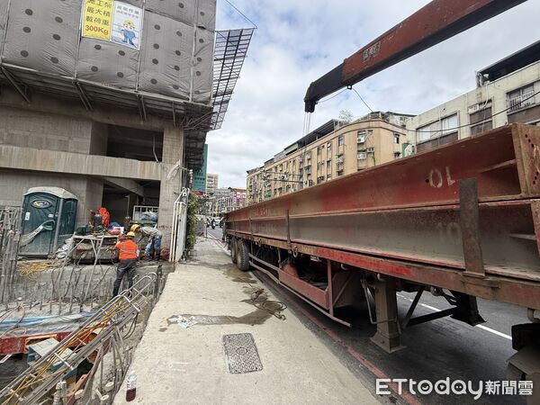 ▲陳男操作吊臂不慎，吊勾脫落砸中路過的林婦。（圖／記者陸運陞翻攝）