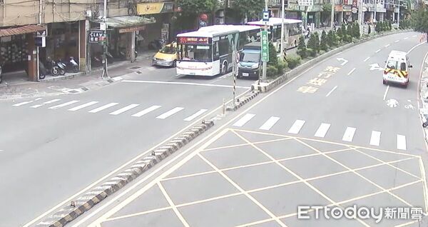 ▲陳男操作吊臂不慎，吊勾脫落砸中路過的林婦。（圖／記者陸運陞翻攝）